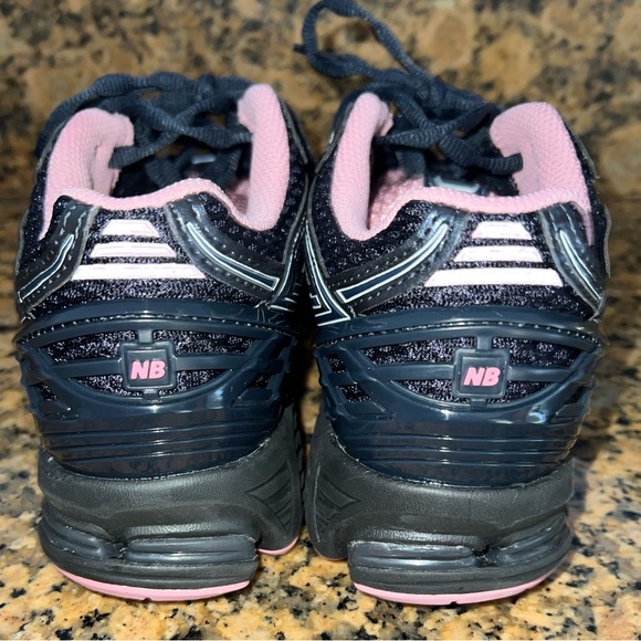 New Balance 1906 Women's Black and Pink Running Shoes - Picture 7 of 11